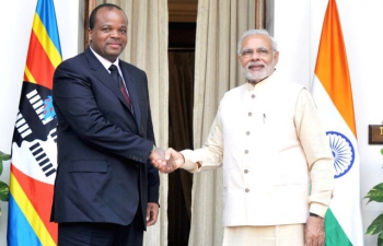 The Prime Minister, Narendra Modi meeting the King Mswati III of Swaziland, during the 3rd India Africa Forum Summit, in New Delhi